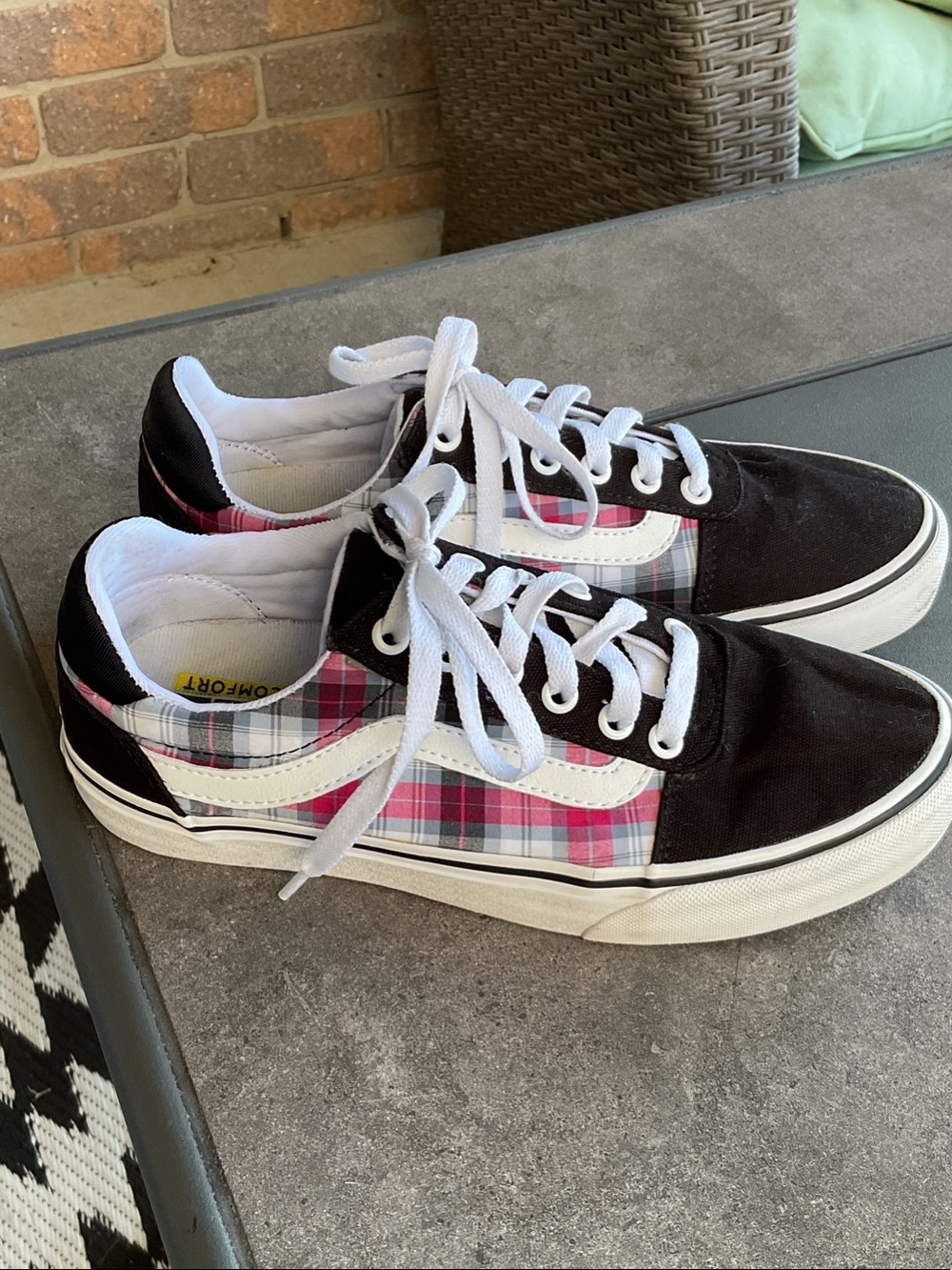 Vans White Low-Top Sneakers with Black Logo Accent